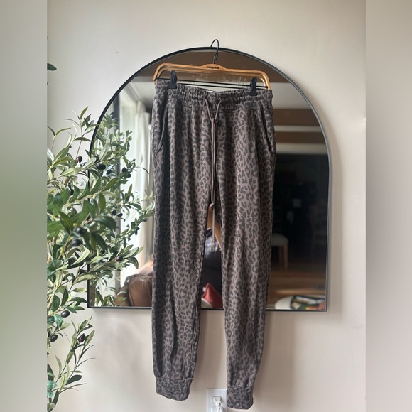 PISTOLA | Alessa Leopard Print Jogger Pants | size small - Picture 3 of 5